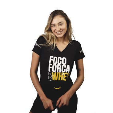 garota usando camiseta Foco Força & Whey Smartfit