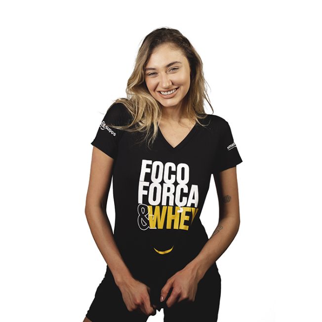garota usando camiseta Foco Força & Whey Smartfit