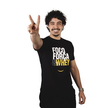 garoto usando camiseta Foco Força e Whey